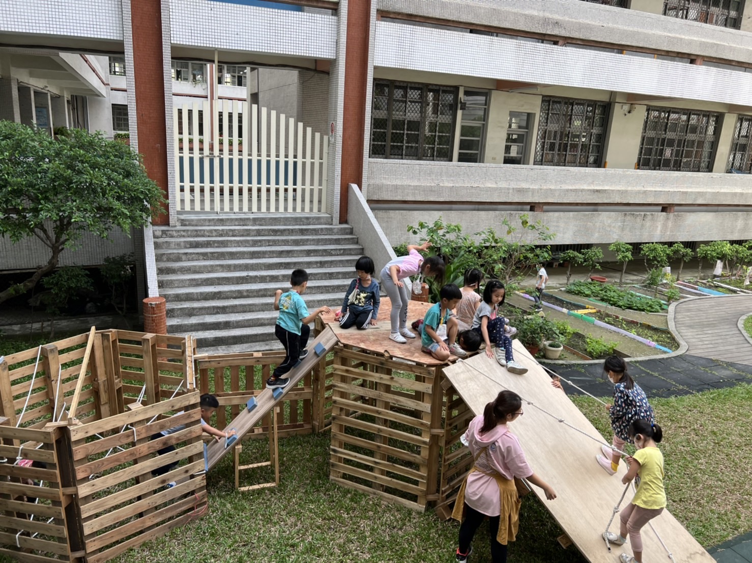 街頭玩童遊具愛的延續　中山大學創作木棧板遊具致贈幼兒園1